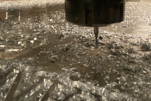 CNC-freeskop boven aluminium met metaalkrullen